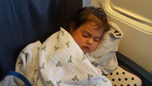 Enfant de 2 ans qui dors dans l'avion