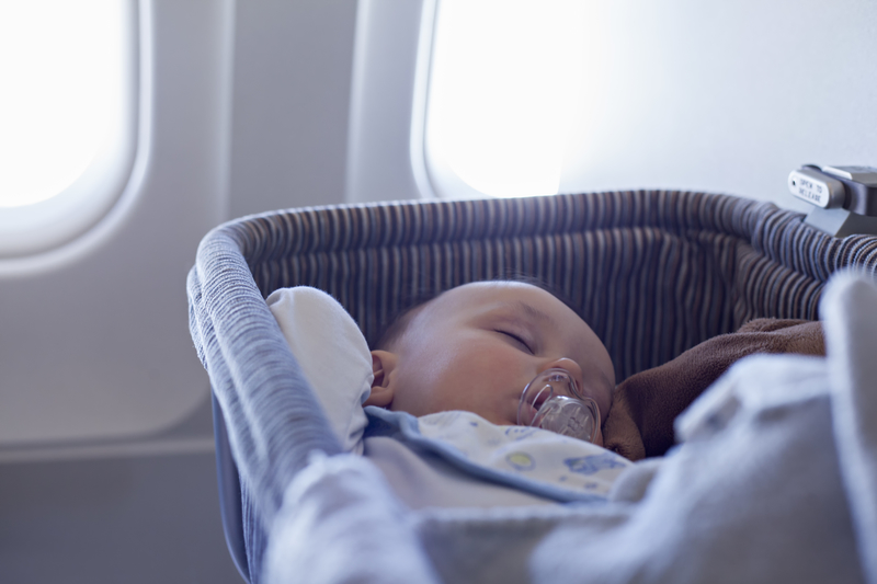 10 trucs pour prendre l'avion seule avec bébé