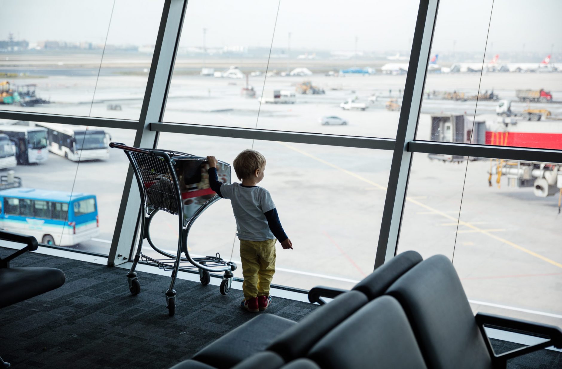 Voyage en avion avec bébé et enfant : les bagages en cabine