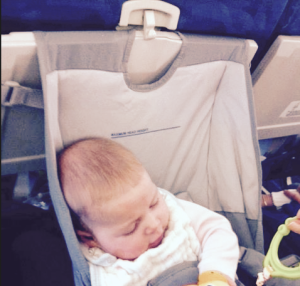 Le Flyebaby, siège-hamac pour bébé en avion remplaçant le berceau