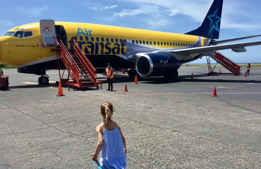 Les enfants prendront plaisir à marcher les quelques mètres qui séparent le terminal de l’avion.