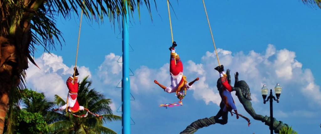 Danseurs Papantla © EverythingPlayaDelCarmen.com