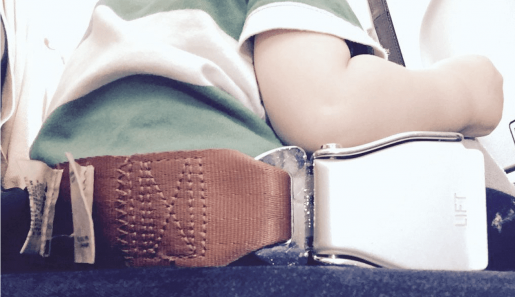 Exemple de "ceinture à passant" en avion avec bébé. Exemple de "Ceinture à passant" en avion avec bébé